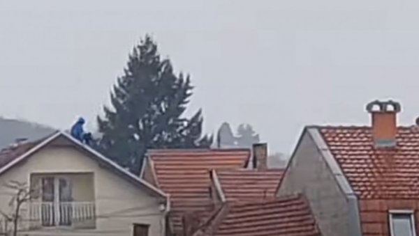 ДРАМА У ЛЕСКОВЦУ: Тинејџер (15) прети да ће да скочи са крова куће - шаље пољупце полицији, другари му аплаудирају (ВИДЕО) ДРАМА У ЛЕСКОВЦУ: Тинејџер (15) прети да ће да скочи са крова куће - шаље пољупце полицији, другари му аплаудирају (ВИДЕО)