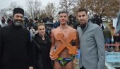 ПРВО ПЛИВАЊЕ И - НАЈБРЖИ: Алекса Дудуковић из Сомбора освојио Богојављенски крст ПРВО ПЛИВАЊЕ И - НАЈБРЖИ: Алекса Дудуковић из Сомбора освојио Богојављенски крст
