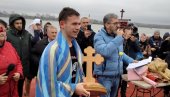 ALEKSA ZAVIŠA NAJBRŽI: Plivanje za časni krst u Beočinu