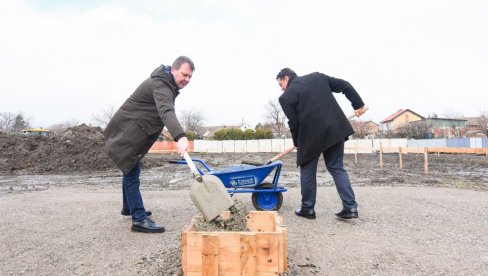 POLOŽEN KAMEN TEMELJAC ZA BAZEN U NOVOM BEČEJU: Investicija vredna 553 miliona dinara POLOŽEN KAMEN TEMELJAC ZA BAZEN U NOVOM BEČEJU: Investicija vredna 553 miliona dinara
