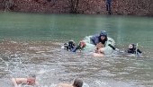 ПО КИШИ ДО ЧАСНОГ КРСТА: Више од 70 пливача на Богојављенском пливању на Грзи (ФОТО)