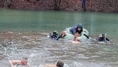 PO KIŠI DO ČASNOG KRSTA: Više od 70 plivača na Bogojavljenskom plivanju na Grzi (FOTO) PO KIŠI DO ČASNOG KRSTA: Više od 70 plivača na Bogojavljenskom plivanju na Grzi (FOTO)