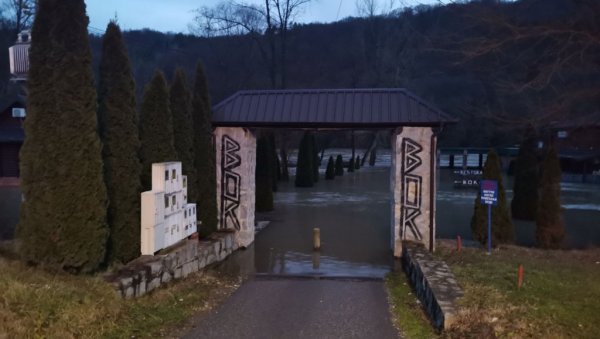 СА МРАКОМ НАДОШЛО ЈОШ ВОДЕ: Нови поплавни талас захватио приобаље код Љубовије (ФОТО)