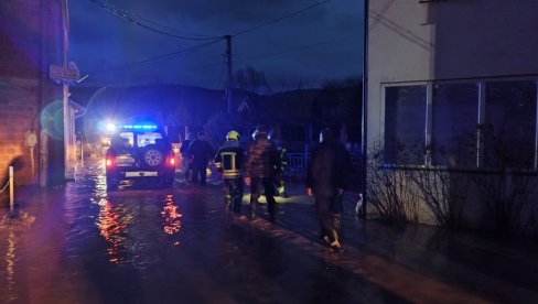 JAKO NEVREME U BUDVI: Ulice pod vodom, kritično na 30 lokacija, pomoć tražilo 100 ljudi (VIDEO) JAKO NEVREME U BUDVI: Ulice pod vodom, kritično na 30 lokacija, pomoć tražilo 100 ljudi (VIDEO)