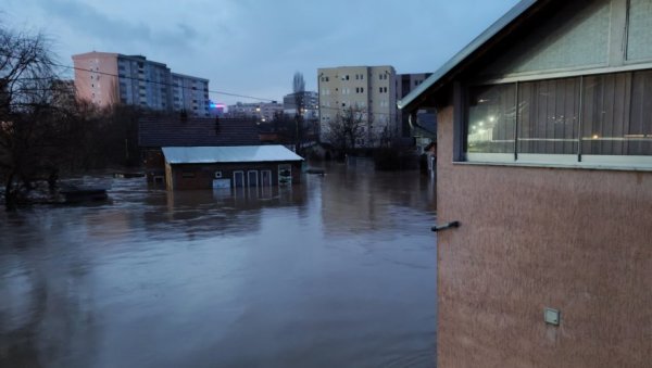 ЕВАКУИСАНО 120 ПОРОДИЦА ЗБОГ ПОПЛАВА: Непроспавана ноћ у Косовској Митровици ЕВАКУИСАНО 120 ПОРОДИЦА ЗБОГ ПОПЛАВА: Непроспавана ноћ у Косовској Митровици