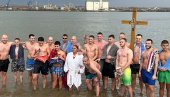 PLIVANJE ZA ČASNI KRST: Nagrađeni najbolji Kladovljani Stevan, Vuk, Borivoje i Svetlana PLIVANJE ZA ČASNI KRST: Nagrađeni najbolji Kladovljani Stevan, Vuk, Borivoje i Svetlana