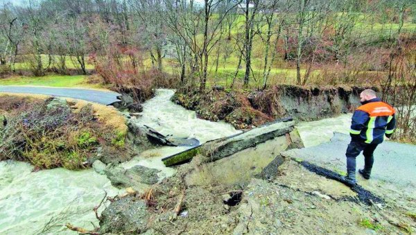 ВОДА НОСИЛА СВЕ ПРЕД СОБОМ: На северу Црне Горе после вишедневних обилних киша потоп, причињена велика материјална штета ВОДА НОСИЛА СВЕ ПРЕД СОБОМ: На северу Црне Горе после вишедневних обилних киша потоп, причињена велика материјална штета