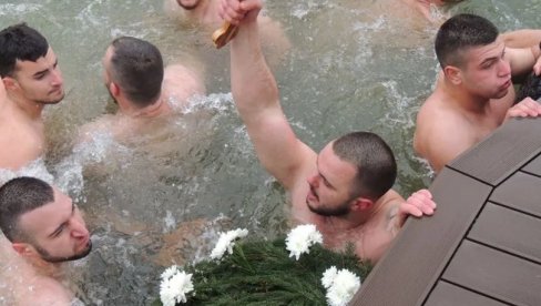 ПЛИВАЊЕ ЗА ЧАСНИ КРСТ У ЗЕМУНУ: Прво литургија, а затим литија иде до Дунава ПЛИВАЊЕ ЗА ЧАСНИ КРСТ У ЗЕМУНУ: Прво литургија, а затим литија иде до Дунава