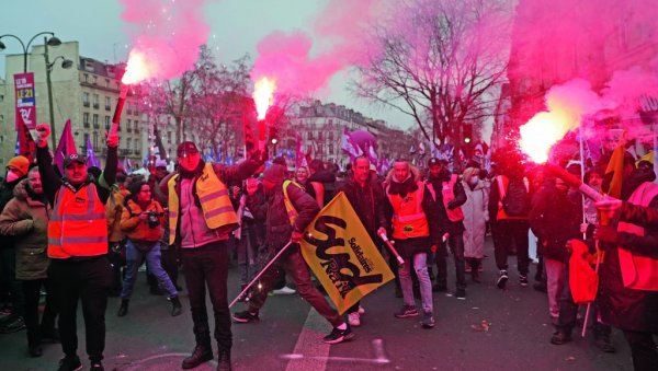 ФРАНЦУСКА ПОНОВО НА НОГАМА: Нови протести против пензијске реформе ФРАНЦУСКА ПОНОВО НА НОГАМА: Нови протести против пензијске реформе