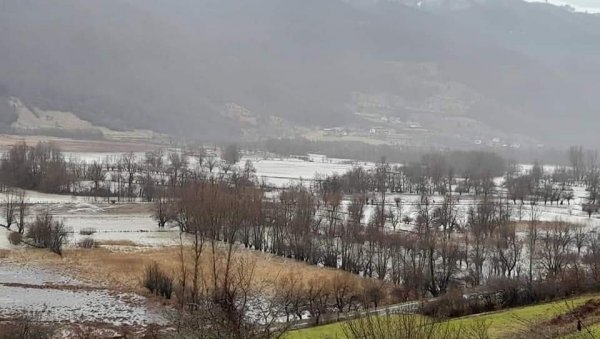 ВОДА ЗАРОБИЛА 60 КУЋА: Драма у Плавско-гусињској долини, поплављен регионални пут (ФОТО) ВОДА ЗАРОБИЛА 60 КУЋА: Драма у Плавско-гусињској долини, поплављен регионални пут (ФОТО)