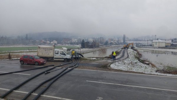 НИВО ДРИНЕ НОЋАС ПОРАСТАО МЕТАР: Поплаве широм Лознице, вода прети и Бањи Ковиљачи (ФОТО) НИВО ДРИНЕ НОЋАС ПОРАСТАО МЕТАР: Поплаве широм Лознице, вода прети и Бањи Ковиљачи (ФОТО)