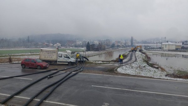 НИВО ДРИНЕ НОЋАС ПОРАСТАО МЕТАР: Поплаве широм Лознице, вода прети и Бањи Ковиљачи (ФОТО)