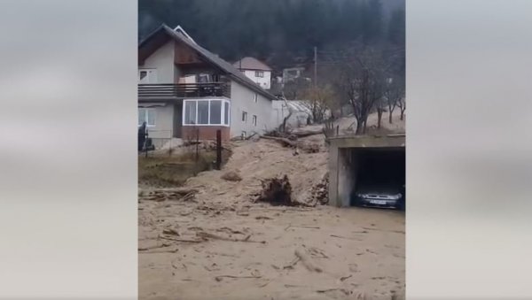 БУЈИЦА ОДНЕЛА ПУТ И ШУМУ: Језив снимак из Гусиња - вода носи све пред собом (ВИДЕО) БУЈИЦА ОДНЕЛА ПУТ И ШУМУ: Језив снимак из Гусиња - вода носи све пред собом (ВИДЕО)