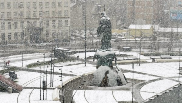 НАЈНОВИЈЕ УПОЗОРЕЊЕ РХМЗ-А: Србија на удару снежних падавина - у овим деловим пашће више од 35 центиметара снега НАЈНОВИЈЕ УПОЗОРЕЊЕ РХМЗ-А: Србија на удару снежних падавина - у овим деловим пашће више од 35 центиметара снега