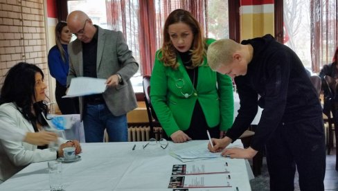 UČENJE UZ PRAKSU: Dualno obrazovanje za 29 konobara i kuvara UČENJE UZ PRAKSU: Dualno obrazovanje za 29 konobara i kuvara