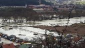 ПЉЕВЉА СЕ БОРЕ СА ВОДЕНОМ СТИХИЈОМ: Поплављени Жидовићи, Радосавац и Шевари (ФОТО) ПЉЕВЉА СЕ БОРЕ СА ВОДЕНОМ СТИХИЈОМ: Поплављени Жидовићи, Радосавац и Шевари (ФОТО)