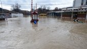 ЗЕБЊА ОД НОВОГ ТАЛАСА: Набујали Ибар се излио у центру Рашке (ФОТО/ВИДЕО) ЗЕБЊА ОД НОВОГ ТАЛАСА: Набујали Ибар се излио у центру Рашке (ФОТО/ВИДЕО)