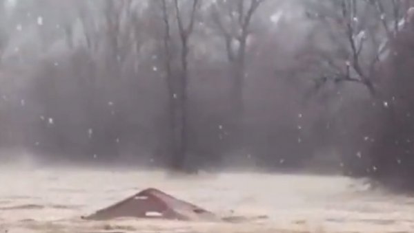 ПОДИВЉАЛА РЕКА НОСИ КУЋУ: Призор са тока моћног Ибра који леди срца (ВИДЕО) ПОДИВЉАЛА РЕКА НОСИ КУЋУ: Призор са тока моћног Ибра који леди срца (ВИДЕО)