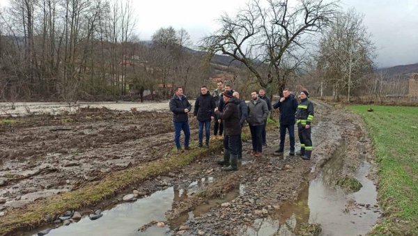 ОБИЛАЗЕ ПОПЛАВЉЕНА ПОДРУЧЈА: Представници Канцеларије за КиМ на терену ОБИЛАЗЕ ПОПЛАВЉЕНА ПОДРУЧЈА: Представници Канцеларије за КиМ на терену