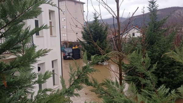 ИБАР У БЛАГОМ ПОРАСТУ: У Косовској Митровици спасиоци и надлежне службе обилазе поплављена подручја (ВИДЕО) ИБАР У БЛАГОМ ПОРАСТУ: У Косовској Митровици спасиоци и надлежне службе обилазе поплављена подручја (ВИДЕО)
