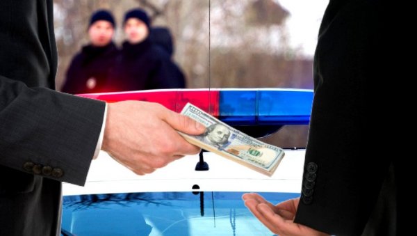 ПРИВОЂЕЊЕ ЗБОГ КОРУПЦИЈЕ: Возач шкоде покушао да подмити саобраћајца ПРИВОЂЕЊЕ ЗБОГ КОРУПЦИЈЕ: Возач шкоде покушао да подмити саобраћајца