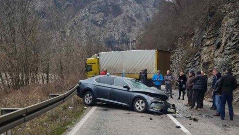 POVREĐENI VOZAČ I PUTNICA PASATA: Saobraćajna nesreća kod Prijepolja, čeono se sudarili kamion i automobil POVREĐENI VOZAČ I PUTNICA PASATA: Saobraćajna nesreća kod Prijepolja, čeono se sudarili kamion i automobil