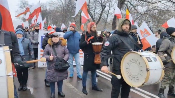 ЗАУСТАВИТЕ АМЕРИКАНИЗАЦИЈУ У Варшави одржан протест против учешћа Пољака у рату у Украјини (ВИДЕО) ЗАУСТАВИТЕ АМЕРИКАНИЗАЦИЈУ У Варшави одржан протест против учешћа Пољака у рату у Украјини (ВИДЕО)
