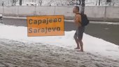 NIJE MU HLADNO?! Sarajlije u čudu - polugo je šetao po snegu kroz ceo grad (VIDEO) NIJE MU HLADNO?! Sarajlije u čudu - polugo je šetao po snegu kroz ceo grad (VIDEO)