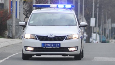 UHAPŠEN RAZBOJNIK SA POTERNICE: Lisice i ženi zbog pomaganja UHAPŠEN RAZBOJNIK SA POTERNICE: Lisice i ženi zbog pomaganja