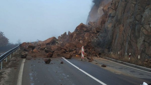 ВОДА СЕ ПОВЛАЧИ, АЛИ ПРЕТЕ ОДРОНИ: Смирује се ситуација у Краљеву и Рашки (ФОТО)