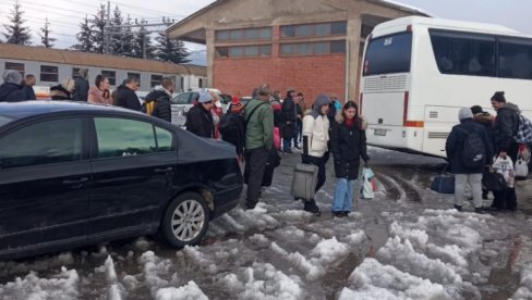 СМРЗАВАЛИ СЕ У БЛОКИРАНИМ ВОЗОВИМА: Колапс на прузи Београд-Бар, путници у Мојковцу сатима чекали аутобусе да их превезу СМРЗАВАЛИ СЕ У БЛОКИРАНИМ ВОЗОВИМА: Колапс на прузи Београд-Бар, путници у Мојковцу сатима чекали аутобусе да их превезу