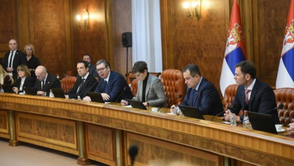 ЗАВРШЕНА СЕДНИЦА ВЛАДЕ О КИМ: Председник Вучић информисао премијерку и министре о састанку са међународном „петорком” ЗАВРШЕНА СЕДНИЦА ВЛАДЕ О КИМ: Председник Вучић информисао премијерку и министре о састанку са међународном „петорком”