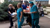 NOVOSTI NA LICU MESTA: Teško ranjenog Miljana dovoze u kraljevačku bolnicu (FOTO) NOVOSTI NA LICU MESTA: Teško ranjenog Miljana dovoze u kraljevačku bolnicu (FOTO)