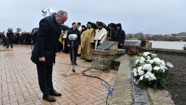УБИЛИ, ПА ПОД ЛЕД БАЦИЛИ ВИШЕ ОД 1.300 СРБА, ЈЕВРЕЈА И РОМА: 81. годишњица Новосадске рације - Сећање мора да живи, као завет за будућност УБИЛИ, ПА ПОД ЛЕД БАЦИЛИ ВИШЕ ОД 1.300 СРБА, ЈЕВРЕЈА И РОМА: 81. годишњица Новосадске рације - Сећање мора да живи, као завет за будућност