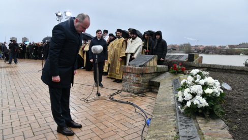 UBILI, PA POD LED BACILI VIŠE OD 1.300 SRBA, JEVREJA I ROMA: 81. godišnjica Novosadske racije - Sećanje mora da živi, kao zavet za budućnost UBILI, PA POD LED BACILI VIŠE OD 1.300 SRBA, JEVREJA I ROMA: 81. godišnjica Novosadske racije - Sećanje mora da živi, kao zavet za budućnost