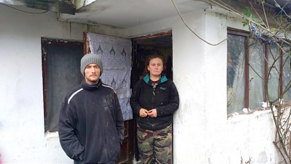 ПРИТИСЛИ ИХ И БОЛЕСТИ И НЕМАШТИНА: Близанци Марко и Марија у трошној кући брину о дементној баки - злопаћење у тишини ПРИТИСЛИ ИХ И БОЛЕСТИ И НЕМАШТИНА: Близанци Марко и Марија у трошној кући брину о дементној баки - злопаћење у тишини