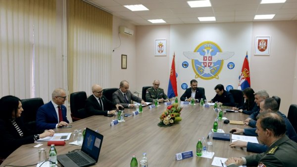 САСТАНАК МИНИСТАРА ВУЧЕВИЋА И ВЕСИЋА: Реконструкцији зграде Команде Ратног ваздухопловства и ПВО САСТАНАК МИНИСТАРА ВУЧЕВИЋА И ВЕСИЋА: Реконструкцији зграде Команде Ратног ваздухопловства и ПВО