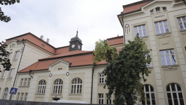 ПАКЕТИЋИ ЗА МАЛИШАНЕ СА КОСОВА И МЕТОХИЈЕ: Ђаци Земунске гимназије прикупили поклоне за школску славу Светог Саву ПАКЕТИЋИ ЗА МАЛИШАНЕ СА КОСОВА И МЕТОХИЈЕ: Ђаци Земунске гимназије прикупили поклоне за школску славу Светог Саву