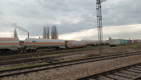 ТРИ ЦИСТЕРНЕ СА ПРОПАНОМ ИСКОЧИЛЕ ИЗ ШИНА: У близини средње школе у Суботици дошло да акцидента ТРИ ЦИСТЕРНЕ СА ПРОПАНОМ ИСКОЧИЛЕ ИЗ ШИНА: У близини средње школе у Суботици дошло да акцидента