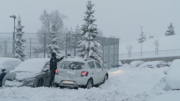 ПРЕВРТЉИВО ПРОЛЕЋЕ: Снег прекрио Словенију, на појединим локацијама достигао висину преко три метра ПРЕВРТЉИВО ПРОЛЕЋЕ: Снег прекрио Словенију, на појединим локацијама достигао висину преко три метра