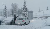СНЕГ ПАРАЛИСАО СЛОВЕНИЈУ: Оборено 160 стабала, делови земље и даље без струје СНЕГ ПАРАЛИСАО СЛОВЕНИЈУ: Оборено 160 стабала, делови земље и даље без струје