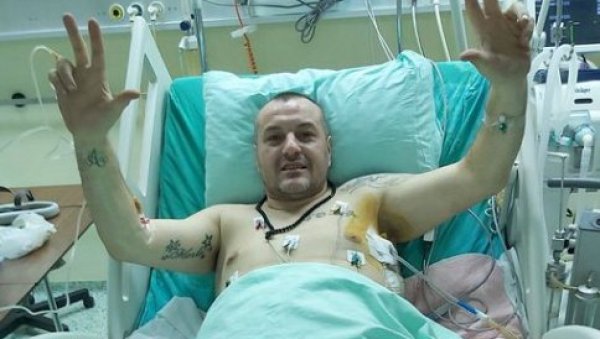 СУПРУЗИ РАЊЕНОГ СРБИНА СТИЖУ И ДАЉЕ ЈЕЗИВЕ ПОРУКЕ Дигнута три прста и јасна порука терористима: Жив је Миљан, умро није! (ФОТО) СУПРУЗИ РАЊЕНОГ СРБИНА СТИЖУ И ДАЉЕ ЈЕЗИВЕ ПОРУКЕ Дигнута три прста и јасна порука терористима: Жив је Миљан, умро није! (ФОТО)