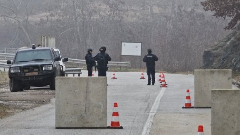НОВЕ ПРОВОКАЦИЈЕ КУРТИЈЕВИХ ЈУРИШНИКА: Тзв. косовска полиција у селу Бање зауставила и претресла санитет из Зубиног Потока НОВЕ ПРОВОКАЦИЈЕ КУРТИЈЕВИХ ЈУРИШНИКА: Тзв. косовска полиција у селу Бање зауставила и претресла санитет из Зубиног Потока
