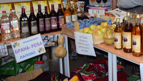 „ДАНИ ВИНА“ У ЛАПОВУ: Награде најбољим произвођачима на Светог Трифуна „ДАНИ ВИНА“ У ЛАПОВУ: Награде најбољим произвођачима на Светог Трифуна