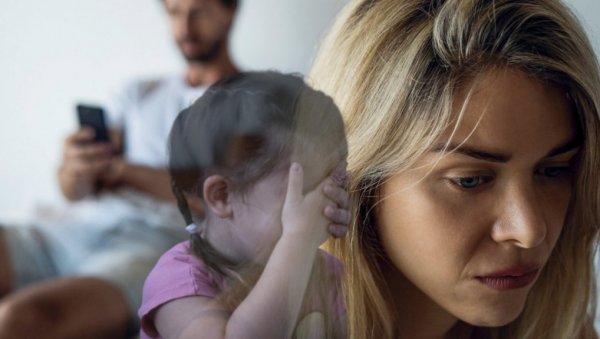 УПЛАКАНА ДЕЦА ГЛЕДАЛА КАКО ИМ ОТАЦ ТУЧЕ МАЈКУ, ПА ПОКУШАЛА ДА ЈЕ ОДБРАНЕ: Несрећну жену шамарао и ударао песницом у главу