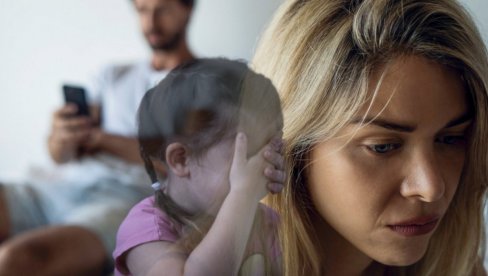 UPLAKANA DECA GLEDALA KAKO IM OTAC TUČE MAJKU, PA POKUŠALA DA JE ODBRANE: Nesrećnu ženu šamarao i udarao pesnicom u glavu UPLAKANA DECA GLEDALA KAKO IM OTAC TUČE MAJKU, PA POKUŠALA DA JE ODBRANE: Nesrećnu ženu šamarao i udarao pesnicom u glavu