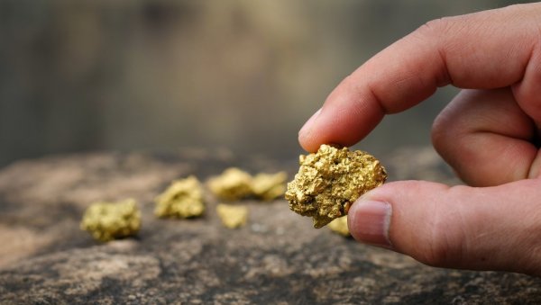 У СРБИЈИ НЕ ПОСТОЈИ ПДВ НА КУПОВИНУ ЗЛАТА: Цена добро реагује на кризу и инфлацију, а куповина полуга и даље најбоља инвестиција У СРБИЈИ НЕ ПОСТОЈИ ПДВ НА КУПОВИНУ ЗЛАТА: Цена добро реагује на кризу и инфлацију, а куповина полуга и даље најбоља инвестиција