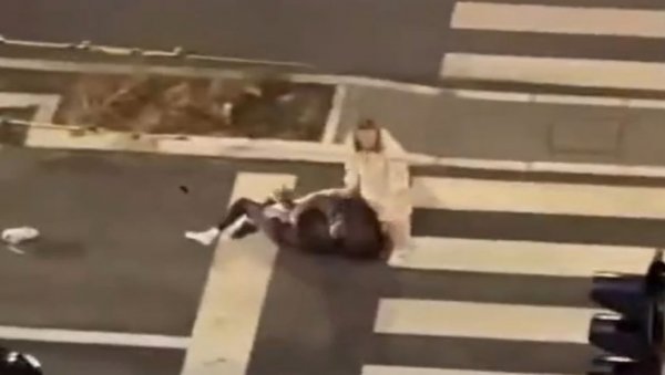 НЕСВАКИДАШЊИ ПРИЗОР НА ТРОШАРИНИ: Два мушкарца се потукла на пешачком прелазу, раздавајале их девојке (ВИДЕО) НЕСВАКИДАШЊИ ПРИЗОР НА ТРОШАРИНИ: Два мушкарца се потукла на пешачком прелазу, раздавајале их девојке (ВИДЕО)