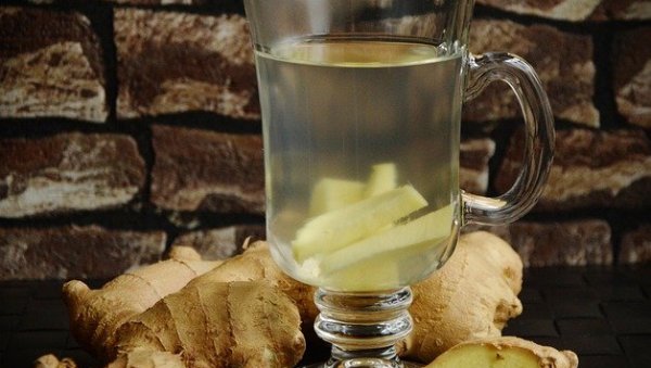 И СА ЛЕКОВИТИМ БИЉКАМА - ОПРЕЗ! Чај од ђумбира није за свакога: Ево ко не сме да га пије