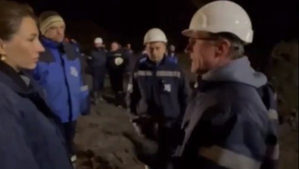 КЛИЗИШТЕ ЗАУСТАВИЛО БАГЕР У РБ КОЛУБАРА: Ђедовић - Нема повређених у хаварији, снабдевање струјом није угрожено (ФОТО) КЛИЗИШТЕ ЗАУСТАВИЛО БАГЕР У РБ КОЛУБАРА: Ђедовић - Нема повређених у хаварији, снабдевање струјом није угрожено (ФОТО)